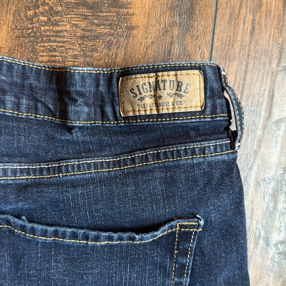 Signature Levi Strauss shorts, denim, Bermuda length, sz 14, like new (D9) - Picture 5 of 5